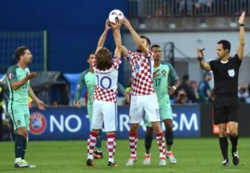 Modric y Badelj dejaron esta simpática imagen durante el partido que enfrentó a Croacia con Portugal en la pasada Eurocopa de Francia. 