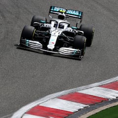Bottas roba la pole de Hamilton con los dos Ferrari al acecho