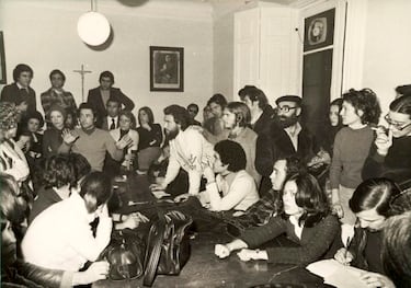 El 4 de febrero de 1975 comenzó la gran primera huelga de actores en España. Reivindicaban la puesta en marcha en el país de la reducción de la jornada laboral para los actores entre otras justas peticiones (cobrar los ensayos, librar un día a la semana, etc.), una propuesta de corte democrático que no agradó. El paro fue apoyado por otras figuras como directores, autores dramáticos... e incluso por figuras internacionales como el italiano Bernardo Bertolucci. La huelga terminó el 13 de febrero dejando varios actores detenidos y sin llegar a conseguir sus reivindicaciones, aunque poco a poco con el paso del tiempo se fueron consiguiendo. En la foto, la eunión en la sede del Sindicato Provincial del Espectáculo de Madrid el primer día de la huelga de actores.