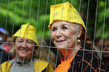 La carrera consiste en atrapar un queso de Gloucester arrojado desde la colina de Cooper, con una caída de 182 metros en la localidad de Brockworth. Los competidores deben bajar por la ladera del cerro para atraparlo y el primero en conseguirlo se proclama vencedor.