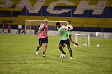 El equipo dirigido por Reinaldo Rueda entrenó en el estadio Feliciano Cáceres en Luque antes de la fecha 10 de las Eliminatorias Sudamericanas