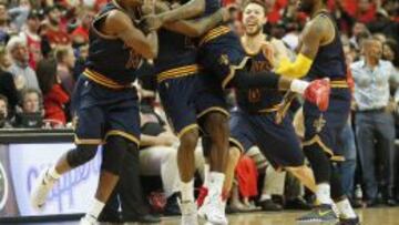 Thompson, JR Smith, Dellavedova e Irving abrazan a LeBron James.