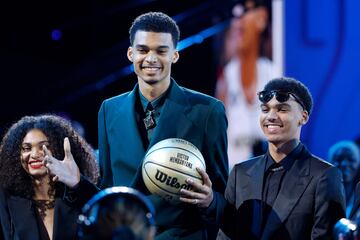 Victor Wembanyama sonríe junto a su familia tras ser elegido como número 1 del draft 2023 de la NBA. Su destino San Antonio Spurs.