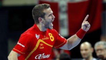  El extremo de la selecci&oacute;n espa&ntilde;ola V&iacute;ctor Tom&aacute;s celebra un gol marcado a Eslovenia durante la semifinal del Campeonato del Mundo de balonmano Espa&ntilde;a 2013 que disputan hoy en el Palau Sant Jordi de Barcelona. 