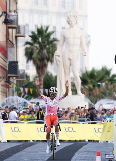 El ciclista ecuatoriano Richard Carapaz saluda al entrar en meta durante la etapa de hoy. 
 
