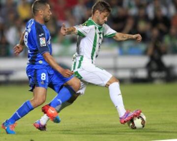 El centrocampista del Córdoba, Federico Cartabia, conduce el balón ante el jugador argelino del Getafe, Madhi Lacen.