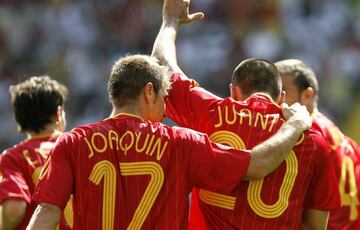El jugador español Joaquin (i) felicita a Juanito (d) tras marcar de cabeza durante el partido del grupo H del Mundial de Fútbol Alemania 2006 que las selecciones de España y Arabia Saudí juegan en el estadio de la Copa del Mundo de la FIFA en Kaiserslaut