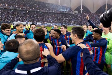 Los jugadores del Barcelona hacen piña y celebran su victoria ante el Real Madrid