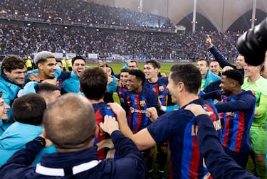 Los jugadores del Barcelona hacen piña y celebran su victoria ante el Real Madrid