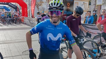 GRAF9638. SANT ANTONI DE PORTMANY (IBIZA), 29/03/2024.- Alejandro Valverde este viernes en la salida de la Vuelta a Ibiza de BTT. Un millar de ciclistas desafiarán este fin de semana la edición más dura de la Vuelta a Ibiza de BTT Scott by Shimano, que contará con una participación que mezcla ilustres exprofesionales de la ruta como Alejandro Valverde, Óscar Pereiro y Óscar Freire.-EFE/Carlos de Torres