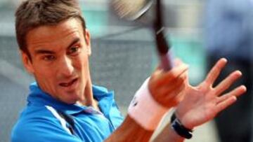 El estreno competitivo del cuadro masculino en la pista Manolo Santana, la principal de la Caja Mágica, contempló el triunfo del español Tommy Robredo, que tuvo que remontar el duelo ante el alemán Nicolas Kiefer (3-6, 6-2 y 6-2) para alcanzar la segunda ronda del Masters 1000 de Madrid.