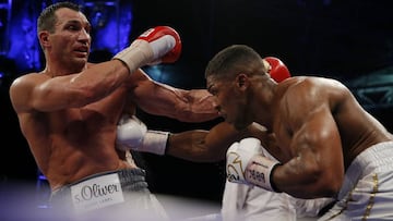 Anthony Joshua y Wladimir Klitschko luchan durante la pelea por el t&iacute;tulo de los pesos pesados el pasado mes de abril en el estadio de Wembley.