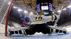 Alegria de Chris Kreider de los New York Rangers tras marcar ante Tuukka Rask de los Boston Bruins.