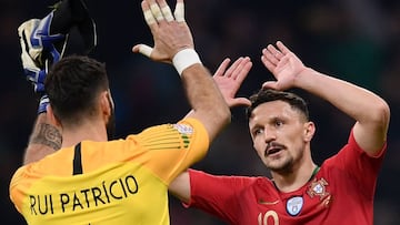 Portugal&#039;s goalkeeper Rui Patricio (L) celebrates with Portugal&#039;s defender Mario Rui at the end of the UEFA Nations League group 3 football match Italy vs Portugal at the San Siro Stadium in Milan on November 17, 2018. (Photo by Marco BERTORELLO / AFP)