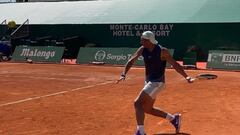 Rafa Nadal entrena sobre las pistas de arcilla del Masters 1.000 de Montecarlo.