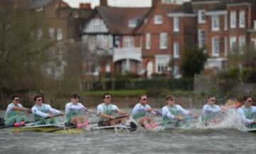 En hombres Cambridge consiguió su objetivo de romper la racha de tres victorias consecutivas de Oxford.