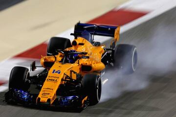 BAHRAIN, BAHRAIN - APRIL 08: Fernando Alonso of Spain driving the (14) McLaren F1 Team MCL33 Renault locks a wheel under braking during the Bahrain Formula One Grand Prix at Bahrain International Circuit on April 8, 2018 in Bahrain, Bahrain. (Photo by Cha