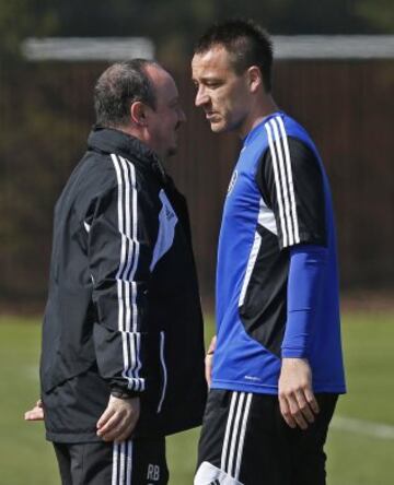 En el Chelsea, el mayor enfrentamiento fue con John Terry, al que llegó a sentar en el banquillo alegando que por su edad no estaba para jugar dos partidos a la semana.