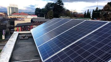 Esto cuesta instalar paneles solares para ahorrar luz e independizarse de la red eléctrica en Chile: monto total de la inversión en casa