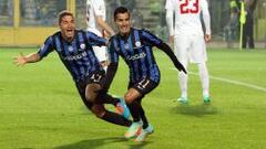 Carmona y Moralez celebran el primer gol del Atalanta, en un partido que termin&oacute; ganando la Roma. 