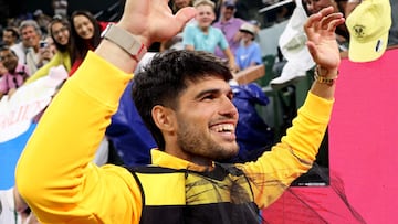 INDIAN WELLS, CALIFORNIA - MARCH 12: Carlos Alcaraz of Spain wears a bee costume that was thrown from the crowd after his straight sets victory against Cameron Norrie of Great Britain in their quarterfinal match of the BNP Paribas Open at Indian Wells Tennis Garden on March 12, 2026 in Indian Wells, California. Clive Brunskill/Getty Images/AFP (Photo by CLIVE BRUNSKILL / GETTY IMAGES NORTH AMERICA / Getty Images via AFP)