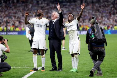 Los jugadores del conjunto blanco celebran la remontada y la clasificación para la final de la Champions League.  En la imagen, Antonio Rüdiger, Carlo Ancelotti y Vinicius.