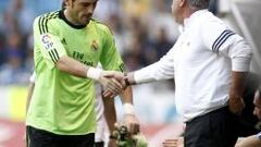 Iker Casillas estrecha la mano de Carlo Ancelotti.