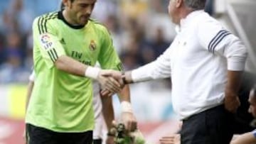 Iker Casillas estrecha la mano de Carlo Ancelotti.