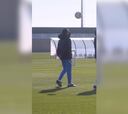 Xavi se anima en el entrenamiento con un balón y se marca esta delicia