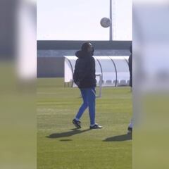 Xavi se anima en el entrenamiento con un balón y se marca esta delicia