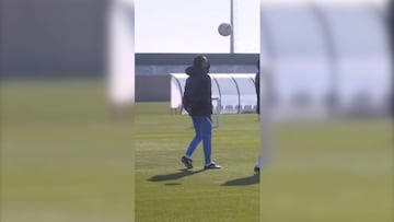 Xavi se anima en el entrenamiento con un balón y se marca esta delicia