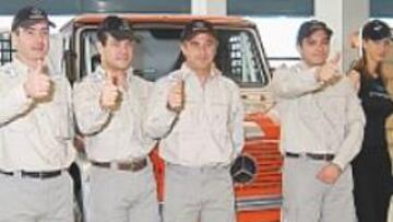 <b>CUATRO AVENTUREROS. </b>Este es el equipo Mercedes LG para el Dakar.