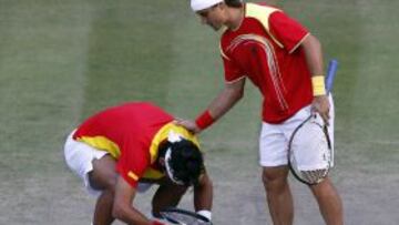 LON361. LONDRES (REINO UNIDO), 03/08/2012.- Los tenistas españoles David Ferrer (D) y Feliciano López, durante el partido que han disputado contra los franceses Jo-Wilfried Tsonga y Michael Llodra en los semifinales de tenis, categoría dobles, de los Juegos Olímpicos de Londres 2012 que tienen lugar hoy 3 de agosto en el All England Club de Wimbledon, Londres. EFE//Kai Försterling