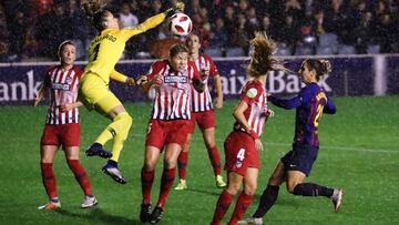Lola Gallardo despeja una ocasión del Barcelona.