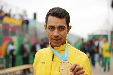 Este bogotano de 23 años ya se está convirtiendo en una realidad. Daniel Felipe Martínez es reciente medallista de oro en los Juegos Panamericanos y corre para el Education First desde el año 2018. Especialista en contrarreloj que ya ha ganado 1 etapa de la Paríz-Niza y ha sido campeón el campeonato de Colombia contrarreloj. Además, ya ha corrido en el Tour de Francia y el Giro de italia.