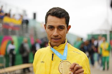 Este bogotano de 23 años ya se está convirtiendo en una realidad. Daniel Felipe Martínez es reciente medallista de oro en los Juegos Panamericanos y corre para el Education First desde el año 2018. Especialista en contrarreloj que ya ha ganado 1 etapa de la Paríz-Niza y ha sido campeón el campeonato de Colombia contrarreloj. Además, ya ha corrido en el Tour de Francia y el Giro de italia. 