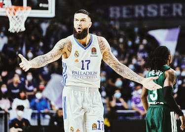 Su fichaje estaba planificado para este pasado verano, pero empezó a jugar en la temporada anterior para que no perdiera la forma, se preparara para los Juegos y se adaptara al nuevo club. En esos meses sólo pudo jugar la ACB, por lo que a la Euroliga (cuando llegó ya no se permitía la inscripción de nuevos jugadores) ha retornado ahora, en la 2021/22. En el Real Madrid vuelve a ser importante, algo que le faltó en su aventura en la NBA. Le ficharon los Celtics y luego pasó por Thunder, Knicks y 76ers. Sin regularidad, punto determinante para que diera la vuelta. En el Baskonia, antes de dar el salto a América, se había mostrado como un pívot dominante que sabe jugar muy bien por encima del aro, con capacidad reboteadora y buen toque en el poste bajo. La competencia con Tavares para entrar en los planes de Laso será compleja pero en las temporadas europeas ya hay partidos de sobra para poder sobresalir, objetivo de un Poirier que se quedó con un sabor agridulce de su paso por Estados Unidos.  