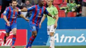 El centrocampista senegalés del Levante Pape Diop (c) celebra la consecución del primer gol de su equipo ante Osasuna