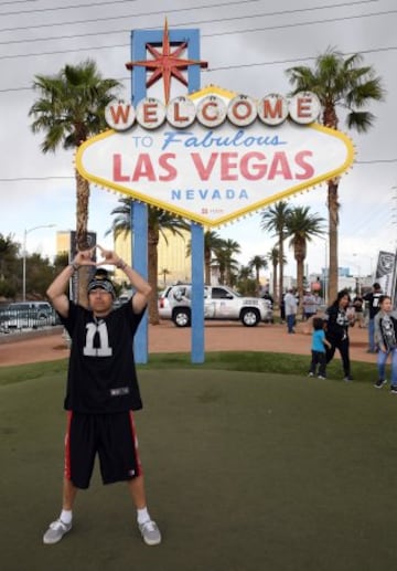 Fans de los Raiders festejan el pase del equipo a Las Vegas.