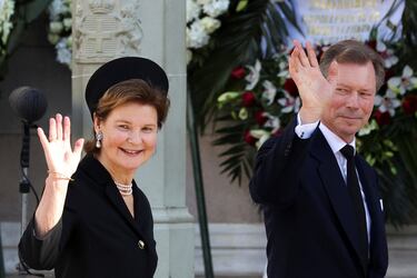 El Gran Duque Enrique de Luxemburgo y la Gran Duquesa María Teresa de Luxemburgo llegando al funeral de Constantino II de Grecia. 