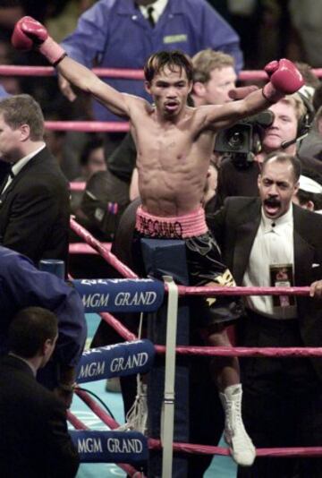 Pacquiao comenz¨® su carrera profesional con tan solo 16 a?os y 106 libras (peso minimosca). Sin embargo, su debut profesional ser¨ªa en un combate a 4 asaltos contra Edmund "Enting" Ignacio, el 22 de enero del 95, el cual Pacquiao gan¨® por decisi¨®n. La muerte de su mejor amigo Mark Pe?aflorida en 1994 fue el aliciente que necesitaba Pacaquiao para convertirse en profesional del Boxeo. La imagen, de junio de 2001 tras vencer a Lehlohonolo Ledwaba.