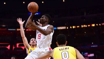LOS ANGELES, CA - OCTOBER 13: LaDontae Henton #19 of the LA Clippers drives to the basket between Alex Caruso #4 and Kyle Kuzma #0 of the Los Angeles Lakers during a 111-104 Laker win at Staples Center on October 10, 2017 in Los Angeles, California. Harry How/Getty Images/AFP
== FOR NEWSPAPERS, INTERNET, TELCOS & TELEVISION USE ONLY ==