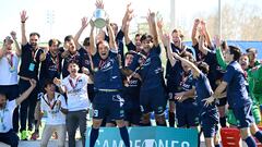 MADRID, 26/03/2023.- Jugadores del Club de Campo celebran este domingo tras proclamarse campeones de la Copa del Rey de hockey hierba ante su público al vencer en los penalti 'shoot outs' al Atletic Terrasa (3-2), quien era el vigente campeón, después de un enfrentamiento que terminó con empate a cero en el tiempo reglamentario. EFE/ Víctor Lerena
