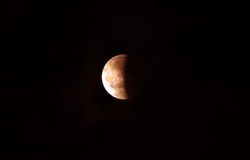 Imagen del eclipse lunar 2018 desde Belgrado, la capital de la República de Serbia.

Imagen del eclipse lunar 2018 desde el templo de Yogyakarta, Indonesia.