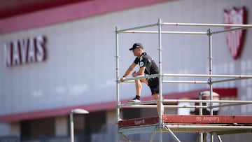 Luis García Plaza, subido a un andamio en la Ciudad Deportiva del Sevilla.