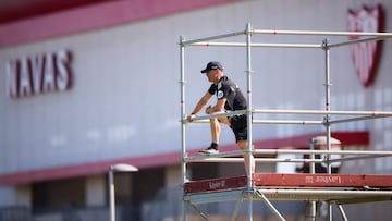 Luis García Plaza, subido a un andamio en la Ciudad Deportiva del Sevilla.
