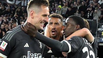 Rome (Italy), 23/04/2024.- Juventus' Arkadiusz Milik (L) celebrates with his teammates after scoring the 2-1 goal during the Italian Cup semifinal 2nd leg soccer match between SS Lazio and Juventus FC, in Rome, Italy, 23 April 2024. (Italia, Roma) EFE/EPA/ETTORE FERRARI
