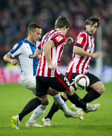 Lucas Vázquez entre Aurtenetxe y Beñat