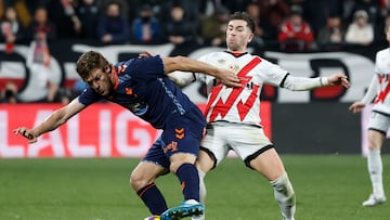 Marcos Alonso protege el balón ante la presencia de Embarba.
