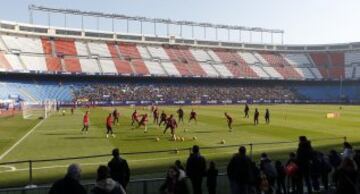 El estadio Vicente Calderón acogió el entrenamiento ante sus aficionados.